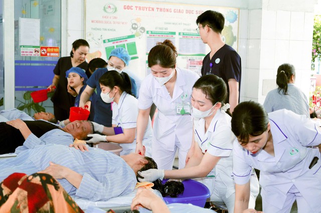 Hơn 400 người bệnh được cắt tóc, gội đầu miễn phí tại bệnh viện- Ảnh 4.