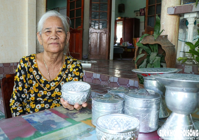 Chuyện gia đình ba thế hệ 'giữ lửa' nghề chạm bạc ở làng gốm Bàu Trúc- Ảnh 1.