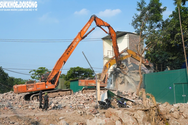 Phá dỡ loạt công trình tại phường Hồng Hà phục vụ thi công cầu Tứ Liên - Ảnh 8. Phá dỡ loạt công trình tại phường Hồng Hà phục vụ thi công cầu Tứ Liên - Ảnh 8.