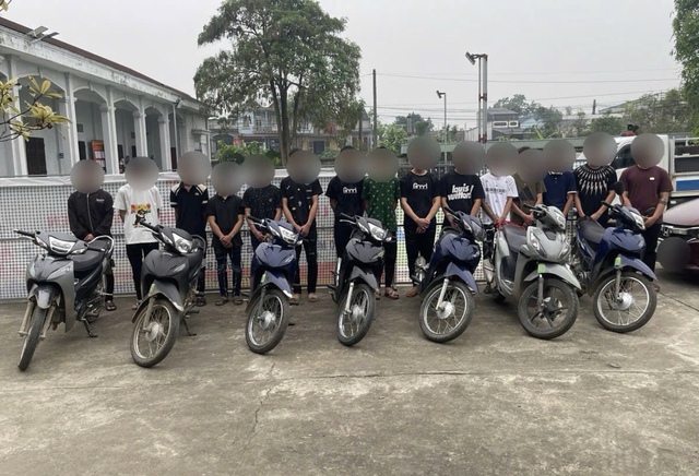 Khởi tố 14 thanh thiếu niên mang dao, kiếm truy đuổi người đi đường trong đêm- Ảnh 1.
