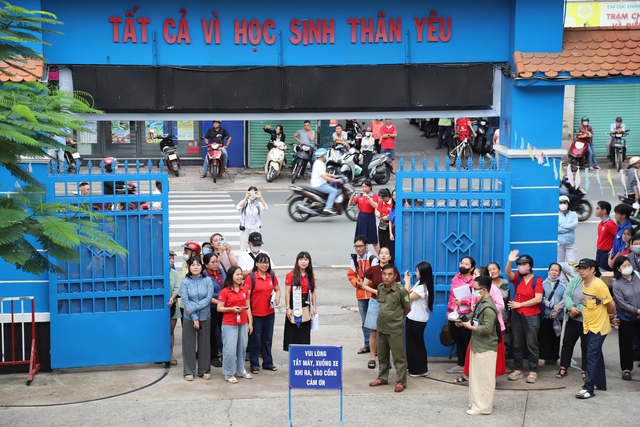 TPHCM: Phụ huynh thấp thỏm, thí sinh quyết tâm trong kỳ thi lớp 10 lớn nhất từ trước tới nay- Ảnh 8. TPHCM: Phụ huynh thấp thỏm, thí sinh quyết tâm trong kỳ thi lớp 10 lớn nhất từ trước tới nay- Ảnh 8.