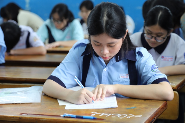 TPHCM: Phụ huynh thấp thỏm, thí sinh quyết tâm trong kỳ thi lớp 10 lớn nhất từ trước tới nay- Ảnh 6. TPHCM: Phụ huynh thấp thỏm, thí sinh quyết tâm trong kỳ thi lớp 10 lớn nhất từ trước tới nay- Ảnh 6.