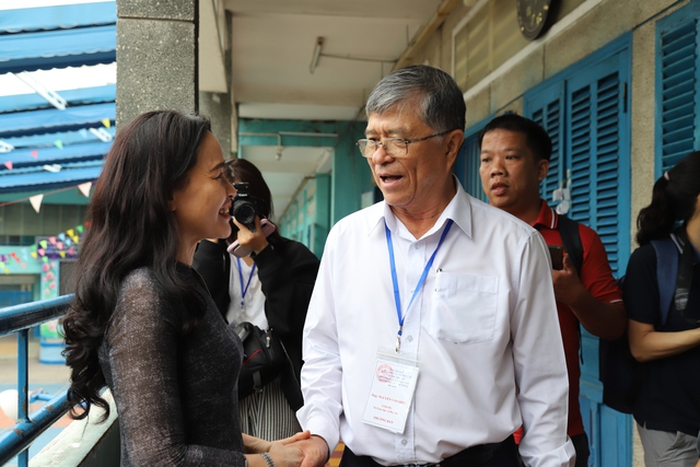 TPHCM: Phụ huynh thấp thỏm, thí sinh quyết tâm trong kỳ thi lớp 10 lớn nhất từ trước tới nay- Ảnh 2. TPHCM: Phụ huynh thấp thỏm, thí sinh quyết tâm trong kỳ thi lớp 10 lớn nhất từ trước tới nay- Ảnh 2.