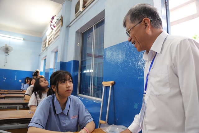 TPHCM: Phụ huynh thấp thỏm, thí sinh quyết tâm trong kỳ thi lớp 10 lớn nhất từ trước tới nay- Ảnh 1. TPHCM: Phụ huynh thấp thỏm, thí sinh quyết tâm trong kỳ thi lớp 10 lớn nhất từ trước tới nay- Ảnh 1.