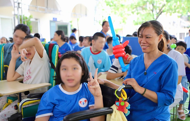 Trao yêu thương, tiếp nghị lực cho trẻ em khuyết tật nhân ngày Quốc tế Thiếu nhi 1/6- Ảnh 1.