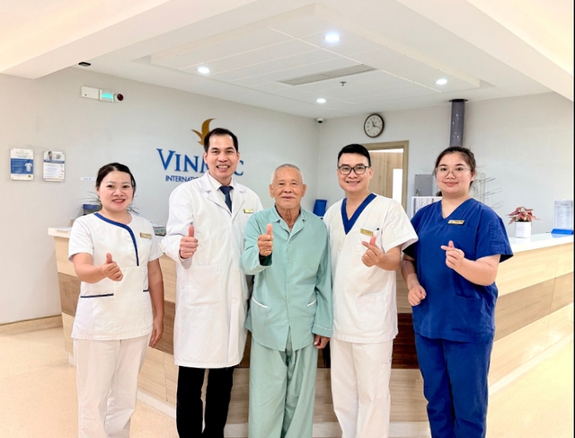 Vinmec Hạ Long cứu cụ ông 89 tuổi thoát nguy cơ suy thận bằng nội soi ít xâm lấn- Ảnh 2. Vinmec Hạ Long cứu cụ ông 89 tuổi thoát nguy cơ suy thận bằng nội soi ít xâm lấn- Ảnh 2.