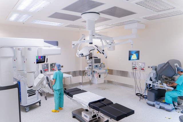 Ho ra máu vì ổ viêm phổi tái phát, người đàn ông Mỹ được bác sĩ FV cứu sống bằng phẫu thuật robot- Ảnh 3. Ho ra máu vì ổ viêm phổi tái phát, người đàn ông Mỹ được bác sĩ FV cứu sống bằng phẫu thuật robot- Ảnh 3.