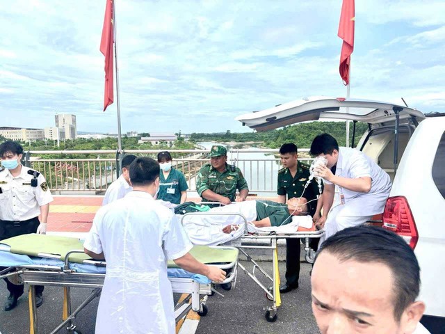 Liên tiếp mở 'luồng xanh' đưa bệnh nhân Trung Quốc qua cửa khẩu cấp cứu- Ảnh 1. Liên tiếp mở 'luồng xanh' đưa bệnh nhân Trung Quốc qua cửa khẩu cấp cứu- Ảnh 1.