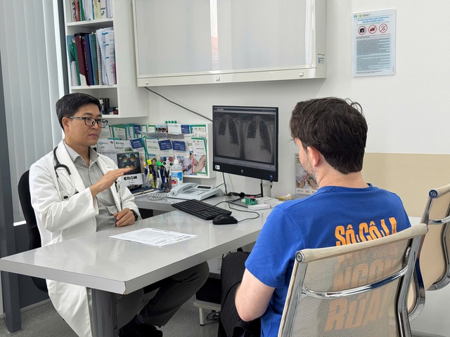 Ho ra máu vì ổ viêm phổi tái phát, người đàn ông Mỹ được bác sĩ FV cứu sống bằng phẫu thuật robot- Ảnh 1. Ho ra máu vì ổ viêm phổi tái phát, người đàn ông Mỹ được bác sĩ FV cứu sống bằng phẫu thuật robot- Ảnh 1.