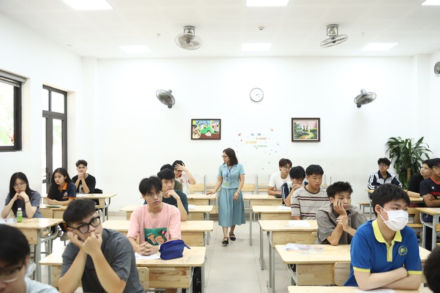 Sáng nay, hơn 1,22 triệu thí sinh sẽ làm bài thi Ngữ văn, mở màn kỳ thi tốt nghiệp THPT 2026- Ảnh 1. Sáng nay, hơn 1,22 triệu thí sinh sẽ làm bài thi Ngữ văn, mở màn kỳ thi tốt nghiệp THPT 2026- Ảnh 1.