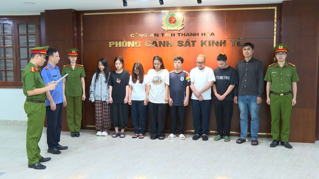 Triệt phá 2 đường dây buôn lậu 200kg vàng thỏi và hơn 10.000 sản phẩm trang sức giả- Ảnh 4. Triệt phá 2 đường dây buôn lậu 200kg vàng thỏi và hơn 10.000 sản phẩm trang sức giả- Ảnh 4.