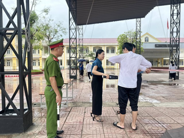 Hà Tĩnh dùng máy quét an ninh phòng gian lận thi cử - Ảnh 2.