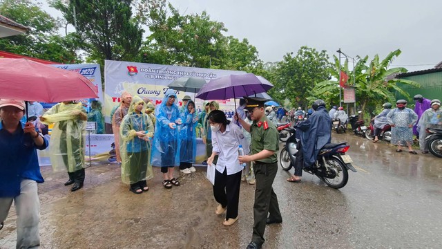 Hà Tĩnh dùng máy quét an ninh phòng gian lận thi cử - Ảnh 1.
