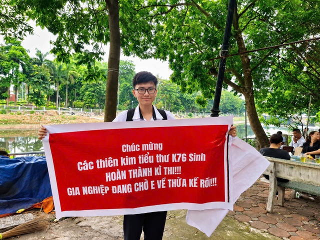 Không phải thi tốt nghiệp, nam sinh đạt giải Nhất quốc gia môn Sinh học làm băng rôn đến điểm thi cổ vũ sĩ tử - Ảnh 1.