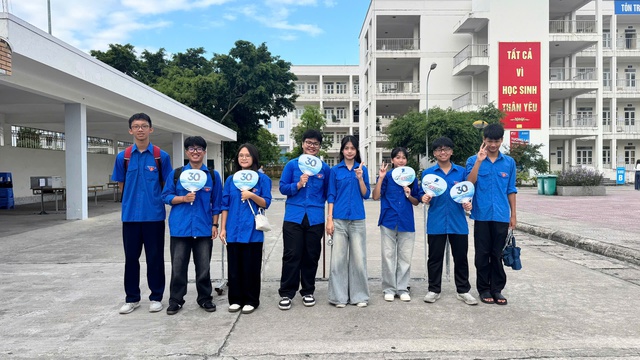 Những khoảnh khắc đẹp trong ngày đầu thi tốt nghiệp THPT tại Quảng Ninh- Ảnh 4.