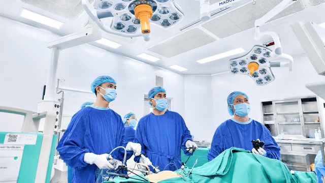 Vinmec Hạ Long cứu nữ bệnh nhân 45 tuổi thoát nguy cơ thủng đại tràng do polyp tái phát phức tạp- Ảnh 1.