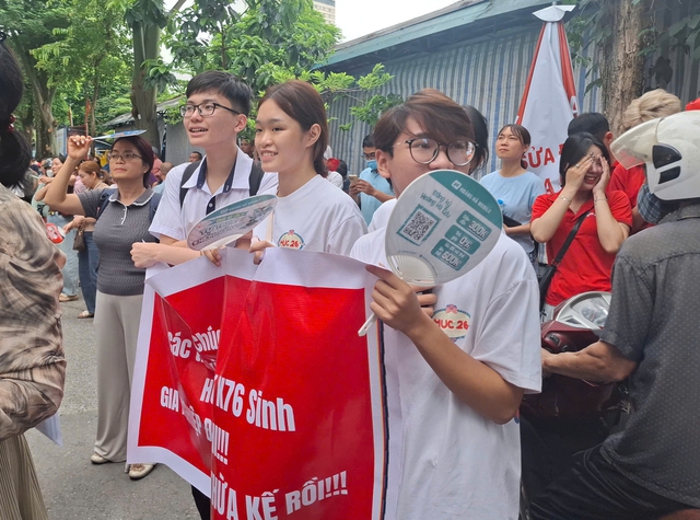 Không phải thi tốt nghiệp, nam sinh đạt giải Nhất quốc gia môn Sinh học làm băng rôn đến điểm thi cổ vũ sĩ tử - Ảnh 2.