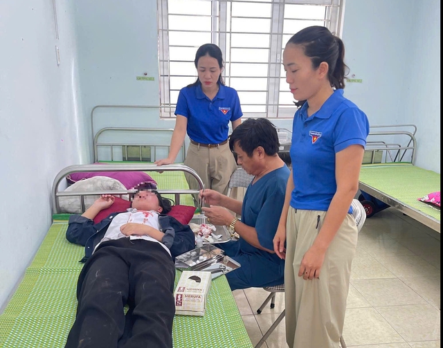 Thí sinh nén đau để tham gia kỳ thi Tốt nghiệp THPT 2026- Ảnh 1. Thí sinh nén đau để tham gia kỳ thi Tốt nghiệp THPT 2026- Ảnh 1.