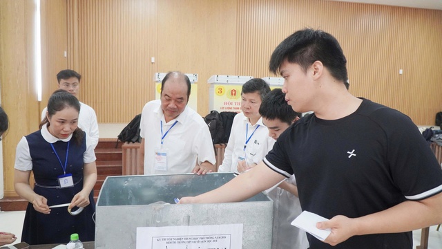Huế bố trí điểm giữ điện thoại cho thí sinh, 100% học sinh lớp 12 dự thi môn Ngữ văn- Ảnh 2. Huế bố trí điểm giữ điện thoại cho thí sinh, 100% học sinh lớp 12 dự thi môn Ngữ văn- Ảnh 2.