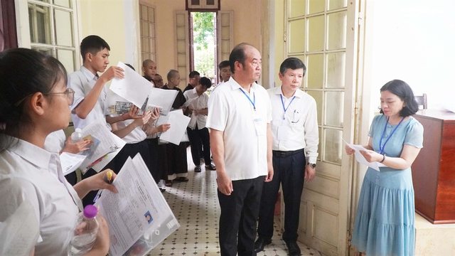 Huế bố trí điểm giữ điện thoại cho thí sinh, 100% học sinh lớp 12 dự thi môn Ngữ văn- Ảnh 3. Huế bố trí điểm giữ điện thoại cho thí sinh, 100% học sinh lớp 12 dự thi môn Ngữ văn- Ảnh 3.