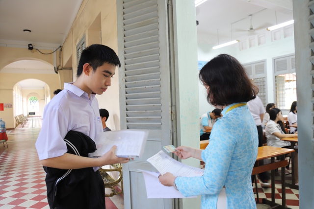 Hơn 500 thí sinh vắng thi môn Ngữ văn tại TPHCM, một thí sinh phải nhập viện cấp cứu- Ảnh 2. Hơn 500 thí sinh vắng thi môn Ngữ văn tại TPHCM, một thí sinh phải nhập viện cấp cứu- Ảnh 2.