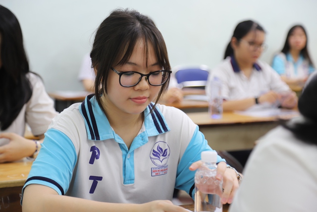 Gần 143.000 thí sinh tại TPHCM tự tin bước vào kỳ thi tốt nghiệp THPT lớn nhất từ trước đến nay- Ảnh 3. Gần 143.000 thí sinh tại TPHCM tự tin bước vào kỳ thi tốt nghiệp THPT lớn nhất từ trước đến nay- Ảnh 3.