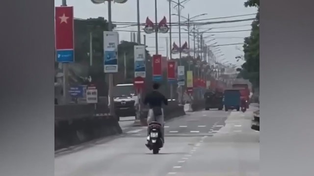 Nam thanh niên vi phạm giao thông buông cả hai tay , lạng lách trên đường phố - Ảnh 1. Nam thanh niên vi phạm giao thông buông cả hai tay , lạng lách trên đường phố - Ảnh 1.