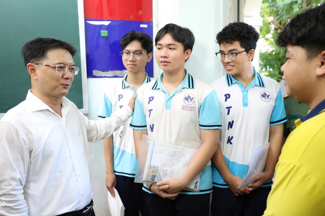 Gần 143.000 thí sinh tại TPHCM tự tin bước vào kỳ thi tốt nghiệp THPT lớn nhất từ trước đến nay- Ảnh 1. Gần 143.000 thí sinh tại TPHCM tự tin bước vào kỳ thi tốt nghiệp THPT lớn nhất từ trước đến nay- Ảnh 1.