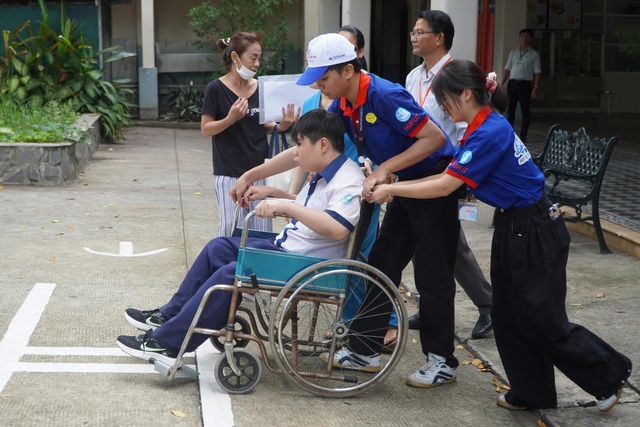 Gần 143.000 thí sinh tại TPHCM tự tin bước vào kỳ thi tốt nghiệp THPT lớn nhất từ trước đến nay- Ảnh 7. Gần 143.000 thí sinh tại TPHCM tự tin bước vào kỳ thi tốt nghiệp THPT lớn nhất từ trước đến nay- Ảnh 7.