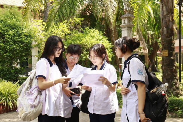 Hơn 500 thí sinh vắng thi môn Ngữ văn tại TPHCM, một thí sinh phải nhập viện cấp cứu- Ảnh 1. Hơn 500 thí sinh vắng thi môn Ngữ văn tại TPHCM, một thí sinh phải nhập viện cấp cứu- Ảnh 1.