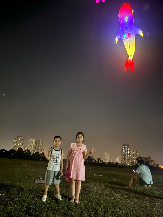 Trẻ 'ôm' điện thoại suốt hè: Chuyên gia cảnh báo những tổn thương tâm lý âm thầm- Ảnh 2. Trẻ 'ôm' điện thoại suốt hè: Chuyên gia cảnh báo những tổn thương tâm lý âm thầm- Ảnh 2.