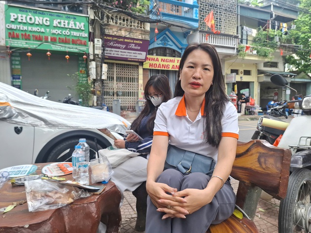 Người cha 18 năm làm đôi chân cho con, người bà 80 tuổi và những người thân thấp thỏm chờ sĩ tử thi tốt nghiệp THPT- Ảnh 4. Người cha 18 năm làm đôi chân cho con, người bà 80 tuổi và những người thân thấp thỏm chờ sĩ tử thi tốt nghiệp THPT- Ảnh 4.