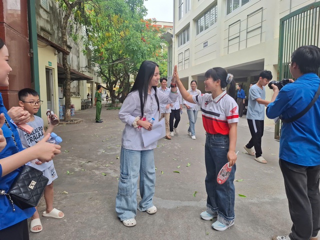 Không phải thi tốt nghiệp, nam sinh đạt giải Nhất quốc gia môn Sinh học làm băng rôn đến điểm thi cổ vũ sĩ tử - Ảnh 3.