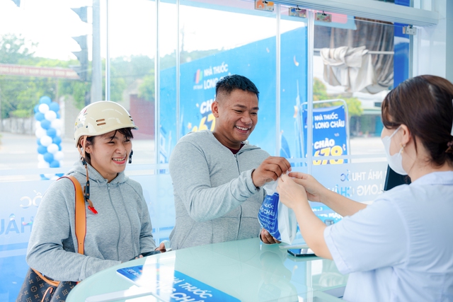 2.678 nhà thuốc trên toàn quốc - Dấu ấn gần một thập kỷ Long Châu vươn mình vì một Việt Nam khỏe mạnh- Ảnh 3. 2.678 nhà thuốc trên toàn quốc - Dấu ấn gần một thập kỷ Long Châu vươn mình vì một Việt Nam khỏe mạnh- Ảnh 3.