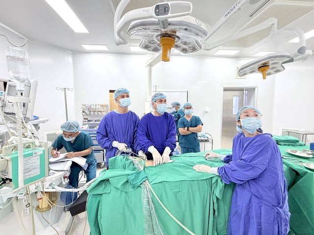 Vinmec Hạ Long cứu bé trai 2 tuổi khỏi nguy cơ biến chứng do bệnh lý ống phúc tinh mạc- Ảnh 2. Vinmec Hạ Long cứu bé trai 2 tuổi khỏi nguy cơ biến chứng do bệnh lý ống phúc tinh mạc- Ảnh 2.