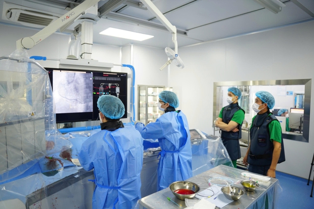 Cứu sống cụ bà 87 tuổi hẹp nặng cả 3 thân động mạch vành nguy kịch- Ảnh 1. Cứu sống cụ bà 87 tuổi hẹp nặng cả 3 thân động mạch vành nguy kịch- Ảnh 1.