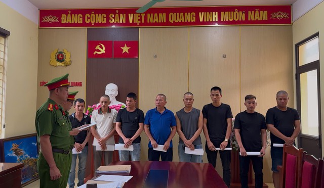 Khởi tố 8 đối tượng trong vụ đánh bạc trên đồi quế - Ảnh 2.