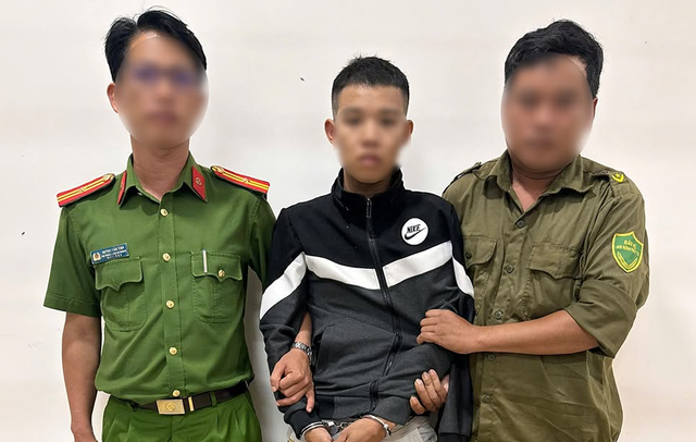 Tạm giữ Đỗ Văn Tĩnh chém cha ruột, ném chai xăng cháy vào lực lượng công an- Ảnh 1.
