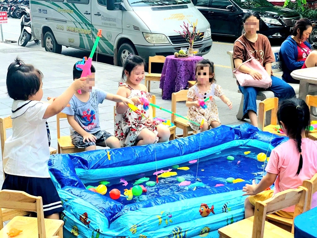 Áo phao, bể bơi di động thành mặt hàng 'hot' trong dịp hè- Ảnh 1. Áo phao, bể bơi di động thành mặt hàng 'hot' trong dịp hè- Ảnh 1.