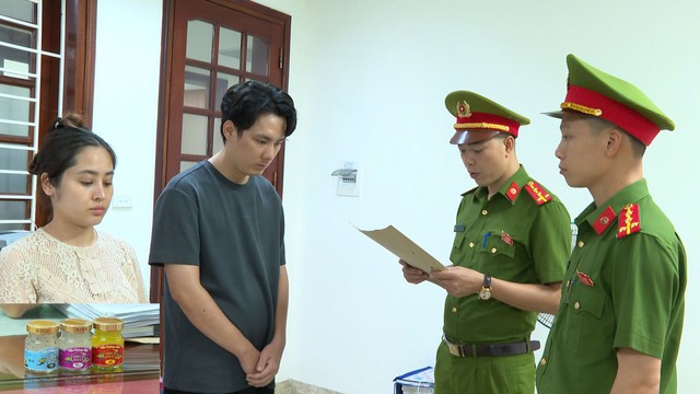 Cận cảnh kho hàng 15 tấn hũ yến giả của đối tượng 9X chuyên livestream lừa khách- Ảnh 9. Cận cảnh kho hàng 15 tấn hũ yến giả của đối tượng 9X chuyên livestream lừa khách- Ảnh 9.