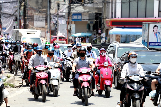 Miền Bắc bước vào đợt nắng nóng diện rộng, nhiệt phổ biến trên 37 độ- Ảnh 1. Miền Bắc bước vào đợt nắng nóng diện rộng, nhiệt phổ biến trên 37 độ- Ảnh 1.