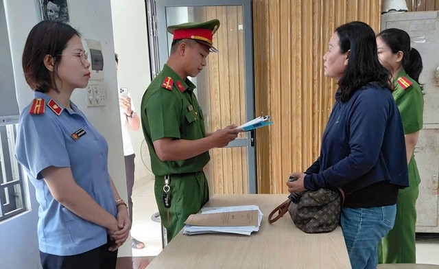 Bắt Hồ Thị Ánh nhận tiền đặt cọc hàng trăm triệu nhưng không có đất bán cho khách hàng- Ảnh 1. Bắt Hồ Thị Ánh nhận tiền đặt cọc hàng trăm triệu nhưng không có đất bán cho khách hàng- Ảnh 1.