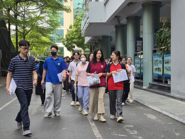 Về đích bài thi cuối Kỳ thi THPT 2026, sĩ tử tự tin chắc suất đại học- Ảnh 5. Về đích bài thi cuối Kỳ thi THPT 2026, sĩ tử tự tin chắc suất đại học- Ảnh 5.