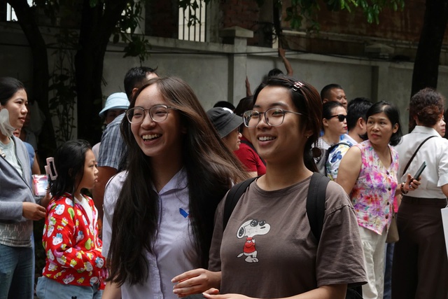Về đích bài thi cuối Kỳ thi THPT 2026, sĩ tử tự tin chắc suất đại học- Ảnh 6. Về đích bài thi cuối Kỳ thi THPT 2026, sĩ tử tự tin chắc suất đại học- Ảnh 6.