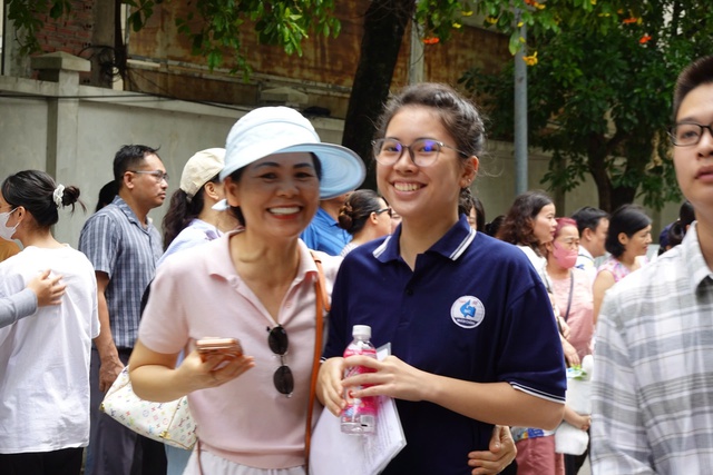 Về đích bài thi cuối Kỳ thi THPT 2026, sĩ tử tự tin chắc suất đại học- Ảnh 7. Về đích bài thi cuối Kỳ thi THPT 2026, sĩ tử tự tin chắc suất đại học- Ảnh 7.