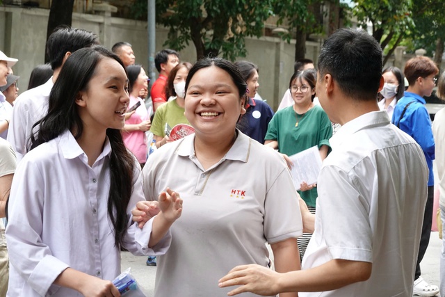 Về đích bài thi cuối Kỳ thi THPT 2026, sĩ tử tự tin chắc suất đại học- Ảnh 9. Về đích bài thi cuối Kỳ thi THPT 2026, sĩ tử tự tin chắc suất đại học- Ảnh 9.