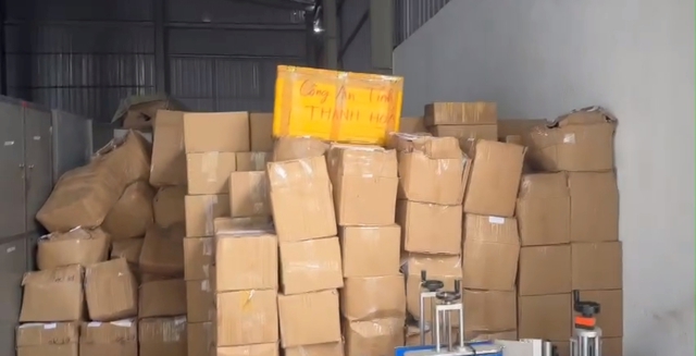Cận cảnh kho hàng 15 tấn hũ yến giả của đối tượng 9X chuyên livestream lừa khách- Ảnh 7. Cận cảnh kho hàng 15 tấn hũ yến giả của đối tượng 9X chuyên livestream lừa khách- Ảnh 7.