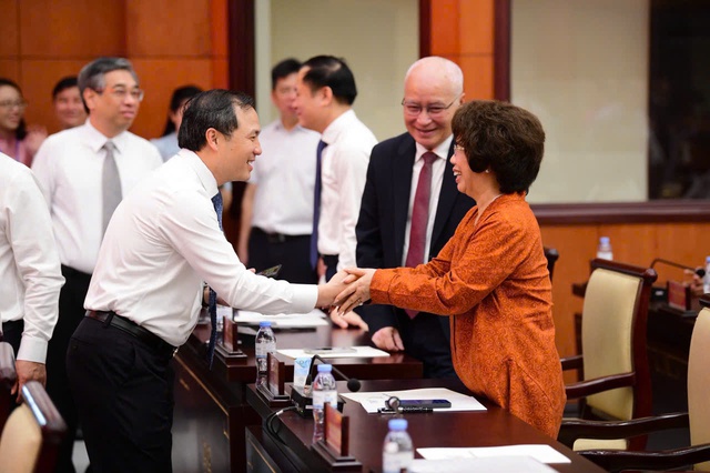 Anh hùng Lao động Thái Hương: Tăng trưởng hai con số phải được xây dựng trên nền tảng sức khỏe của nhân dân- Ảnh 3. Anh hùng Lao động Thái Hương: Tăng trưởng hai con số phải được xây dựng trên nền tảng sức khỏe của nhân dân- Ảnh 3.