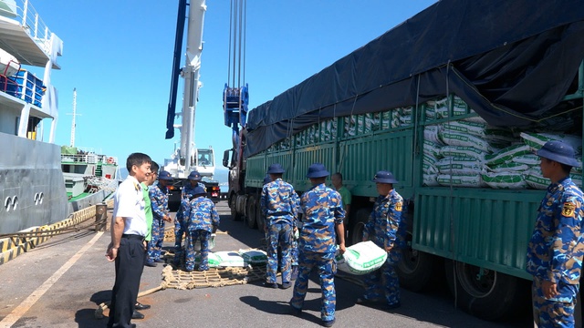 Thêm gần 183 nghìn cây trồng và 240 tấn phân bón để ‘Xanh hóa Trường Sa’ - Ảnh 1.