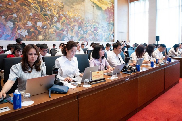 Chủ tịch Quốc hội và Thủ tướng Chính phủ gặp mặt Lãnh đạo các cơ quan báo chí- Ảnh 4. Chủ tịch Quốc hội và Thủ tướng Chính phủ gặp mặt Lãnh đạo các cơ quan báo chí- Ảnh 4.